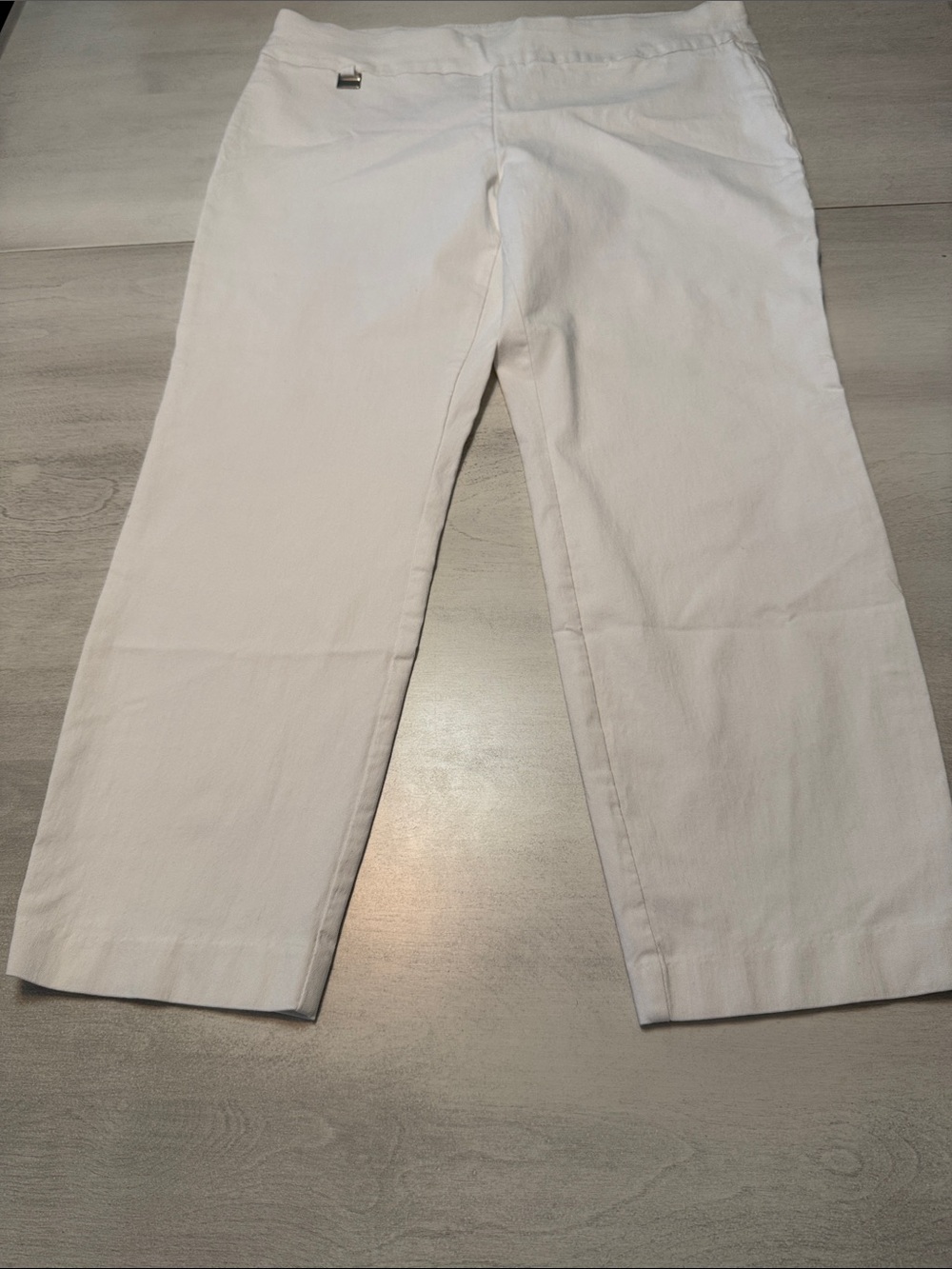 Alfani Women’s White Straight-Leg Capris